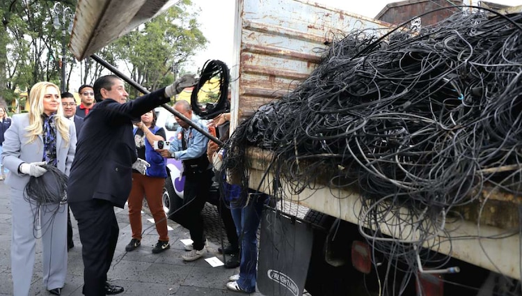 Giovani Gutiérrez retira 100 toneladas de cableado obsoleto en Coyoacán.
