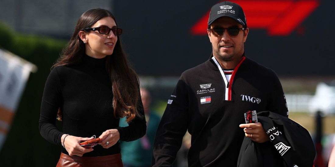 Carola Martínez, la esposa de Checo Pérez, llegando con el piloto a una carrera de F1 en 2026