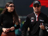 Carola Martínez, la esposa de Checo Pérez, llegando con el piloto a una carrera de F1 en 2026