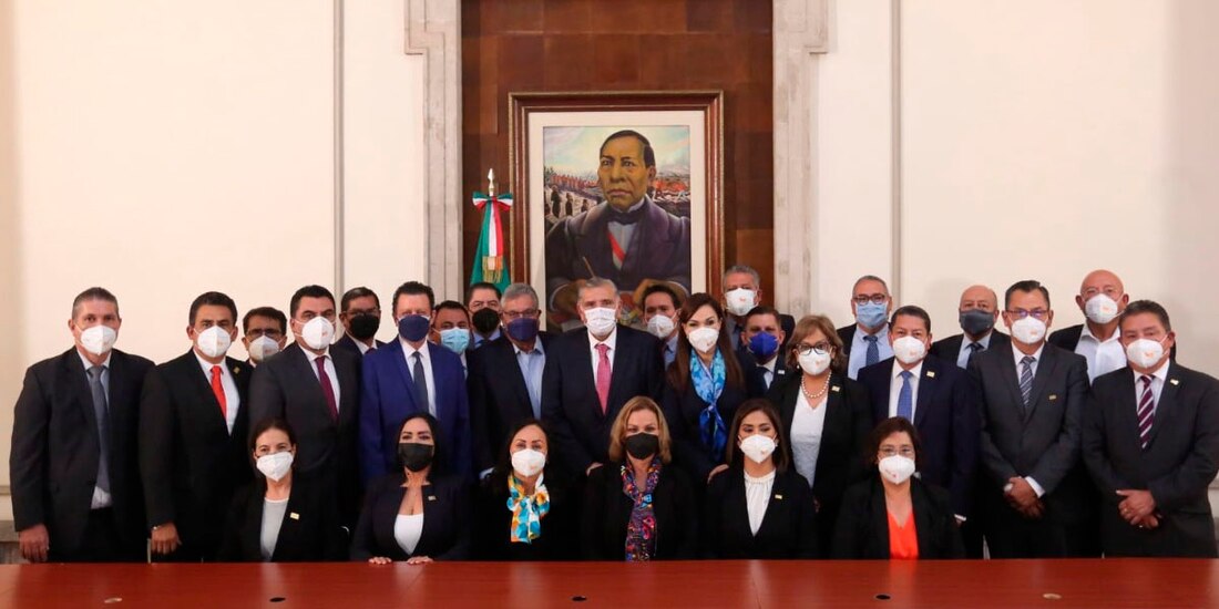 Adán Augusto López con representantes del SNTE.