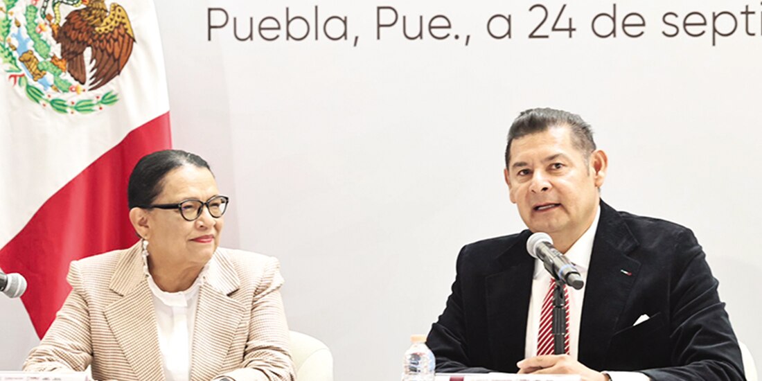 La titular de Segob, Rosa Icela Rodríguez y el gobernador de Puebla, Alejandro Armenta, ayer, en audiencia.