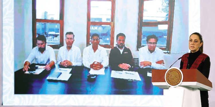 La Presidenta Claudia Sheinbaum, en reunión virtual con el equipo que apoya a las familias de las víctimas del tren, ayer.