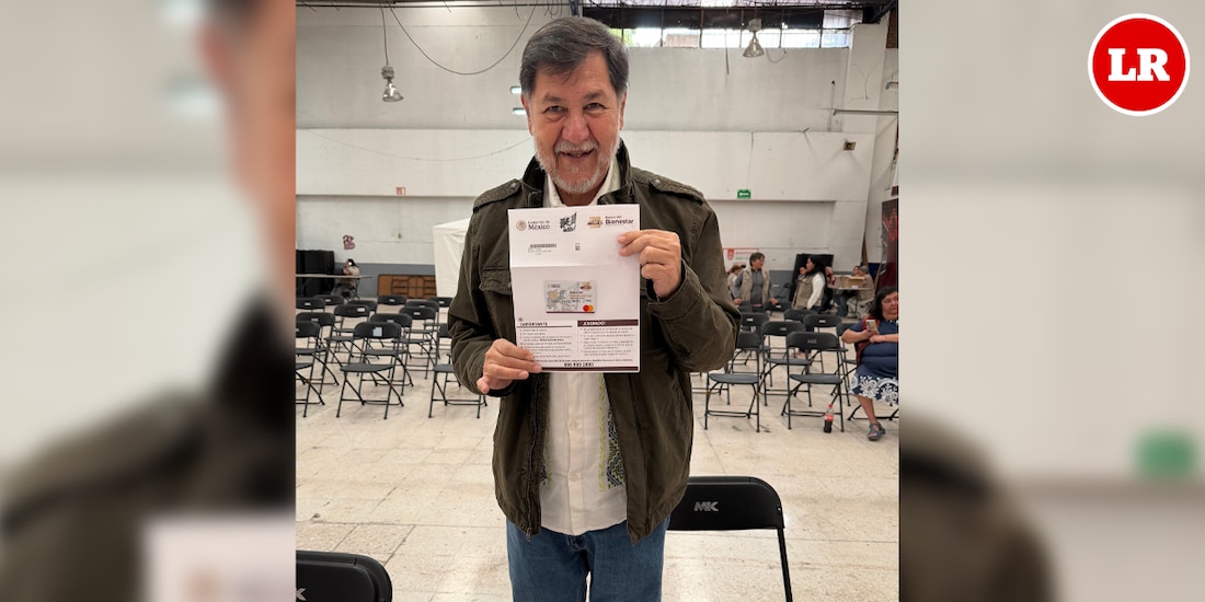 El senador Gerardo Fernández Noroña, de Morena, presume su tarjeta del Bienestar.