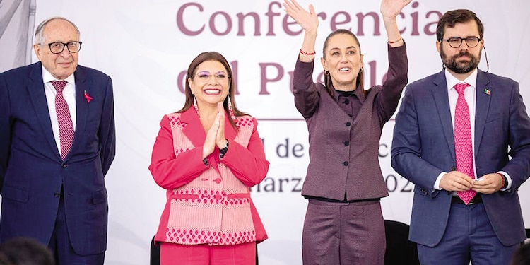 De izq. a der.: David Kershenobich, Clara Brugada, Claudia Sheinbaum y Alejandro Svarch, ayer al inaugurar el hospital del IMSS Bienestar en la CDMX.