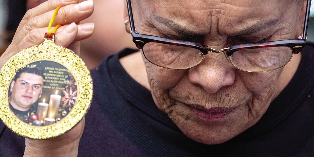 Una mujer sostiene el retrato de un hombre desaparecido, en diciembre pasado.