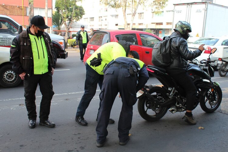 Operativos en la CDMX para detectar a motociclistas sin licencia.