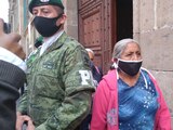 Los padres de familia de los estudiantes de Ayotzinapa saliendo de Palacio Nacional.