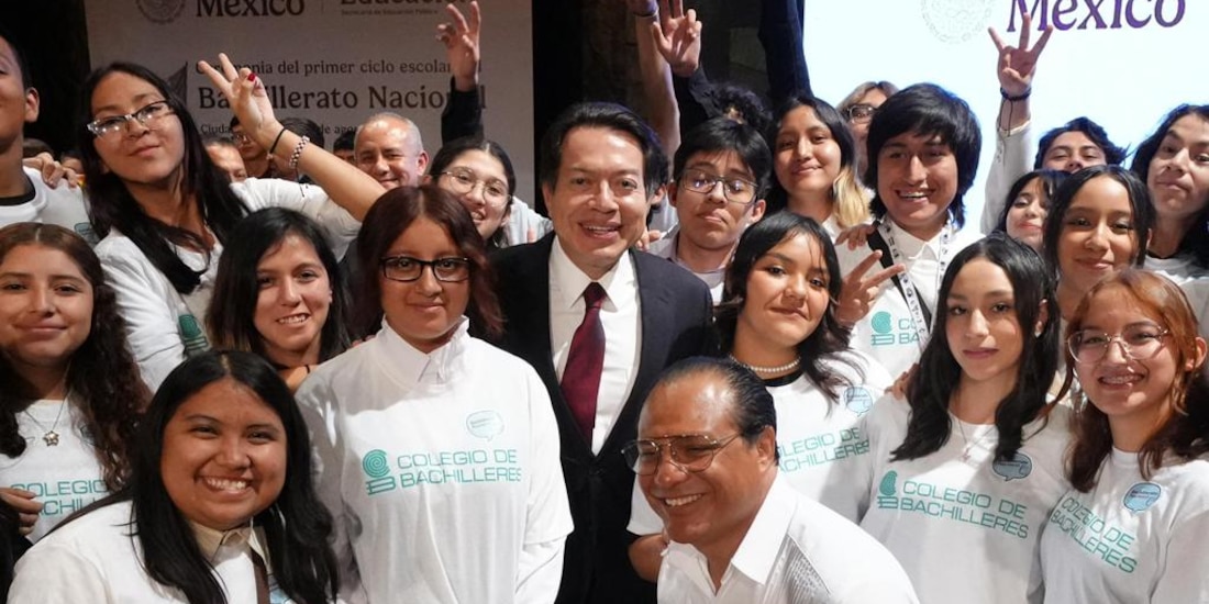 El titular de la SEP con estudiantes mexicanos.