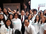 El titular de la SEP con estudiantes mexicanos.