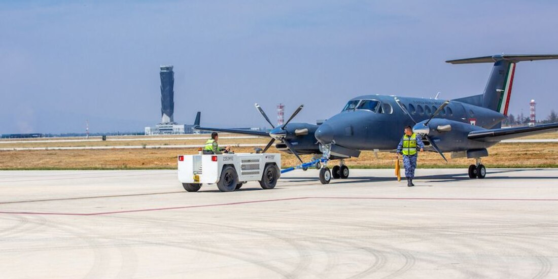Un avión de la Fuerza Aérea se dispone a despegar, el pasado 27 de marzo, para el bombardeo de las nubes.