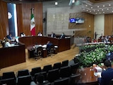 En una imagen ilustrativa, el Pleno del TEPJF y el Consejo General del INE.