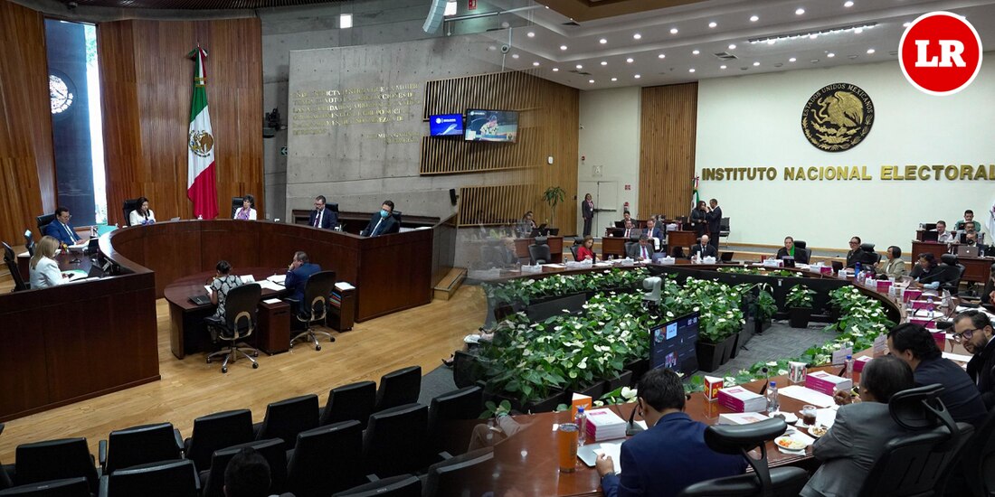 En una imagen compuesta, el Pleno del TEPJF y el Consejo General del INE.