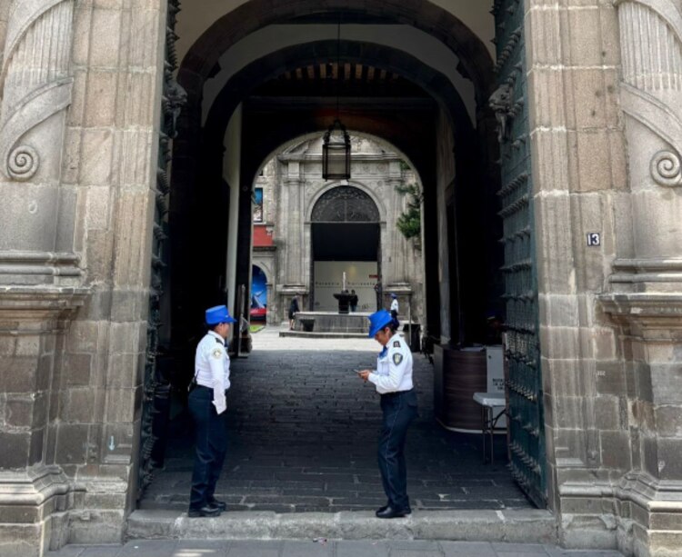 Personal, ayer en la entrada del Museo de las Culturas del Mundo.