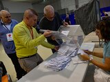 Funcionarios electorales cuentan los votos en un centro de votación de Pamplona, España, el domingo 28 de mayo de 2023.