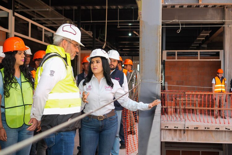 En el recorrido, el gobernador Ramírez Bedolla constató el avance del 80% del mercado de Pátzcuaro. Foto: Especial