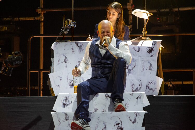 El intérprete brindó con sus fans y llevó diversos mensajes de paz.