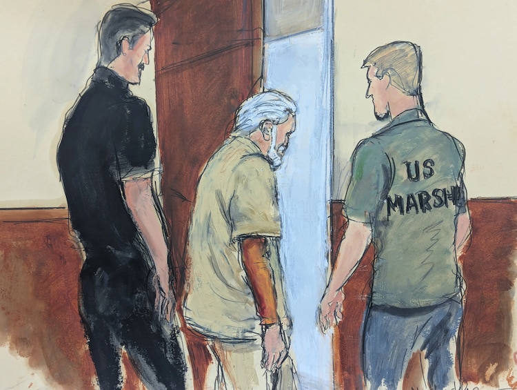 Así fue escoltado "El Mayo" Zambada a la sala del tribunal, donde fue condenado a cadena perpetua, el 20 de julio de 2026.