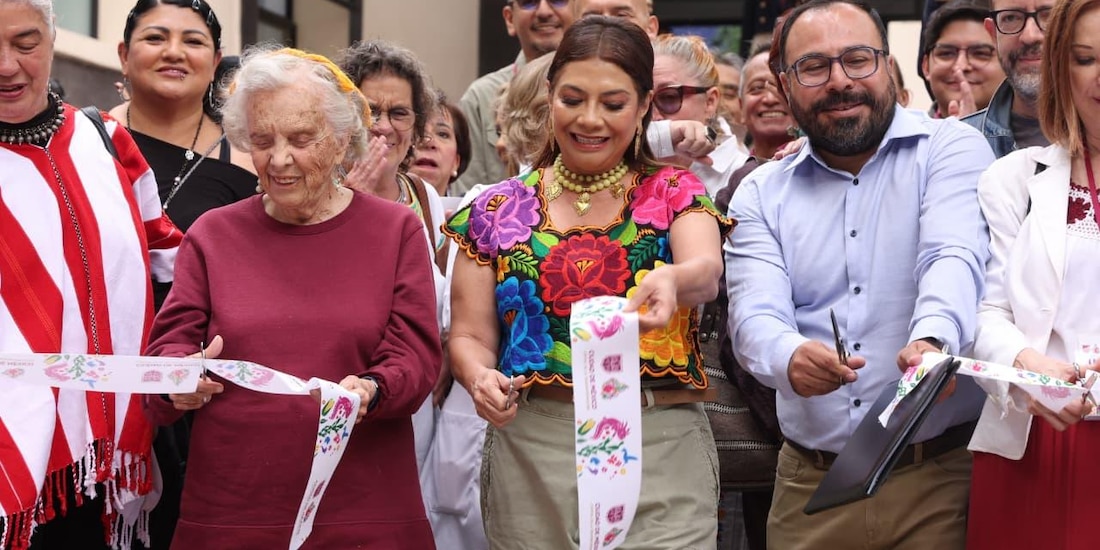 Al centro, la Jefa de Gobierno, Clara Brugada, y la escritora Elena Poniatowska.
