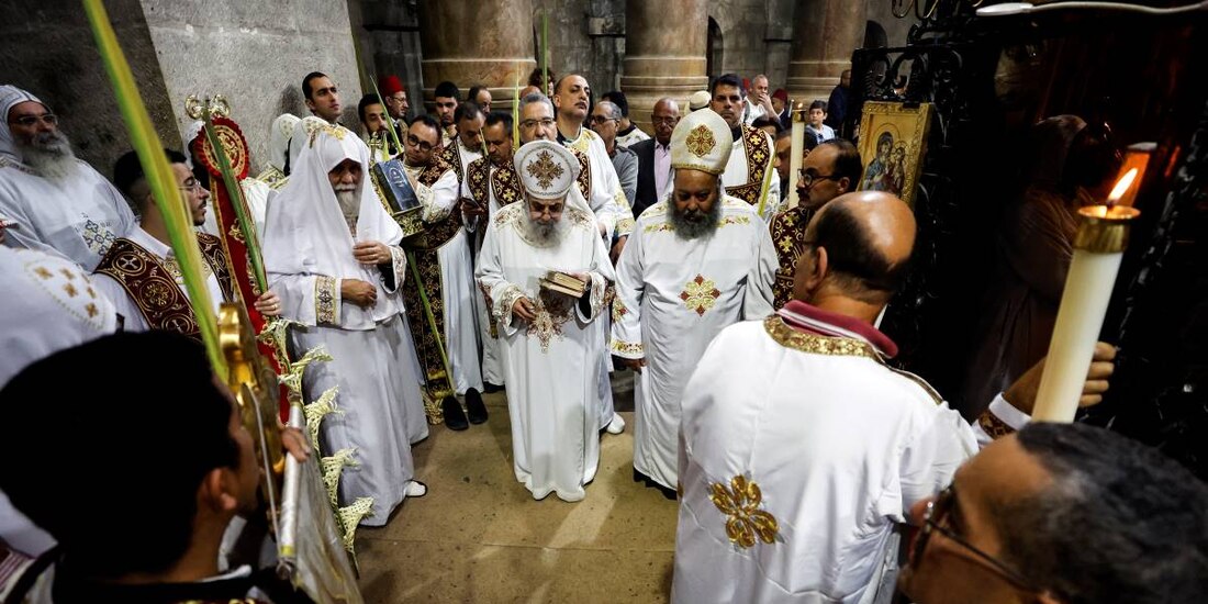 Congregación católica en Iglesia del Santo Sepulcro, en Jerusalén.