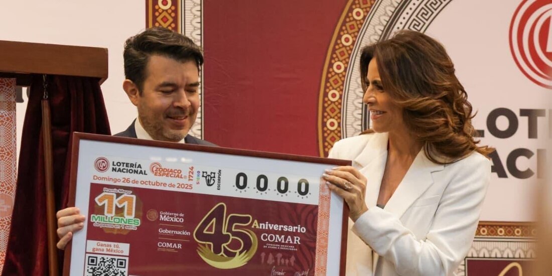 La directora general de Lotería Nacional, Olivia Salomón, y el subsecretario Félix Arturo Medina Padilla encabezan la ceremonia conmemorativa de la COMAR.