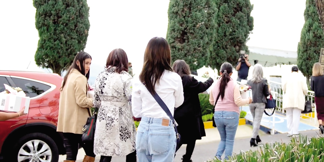La organización Inocentes de María, al realizar sepelios humanitarios.