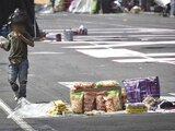 Un niño camina frente a un puesto de chicharrones, en una de las avenidas del Centro Histórico de la CDMX, el pasado viernes.