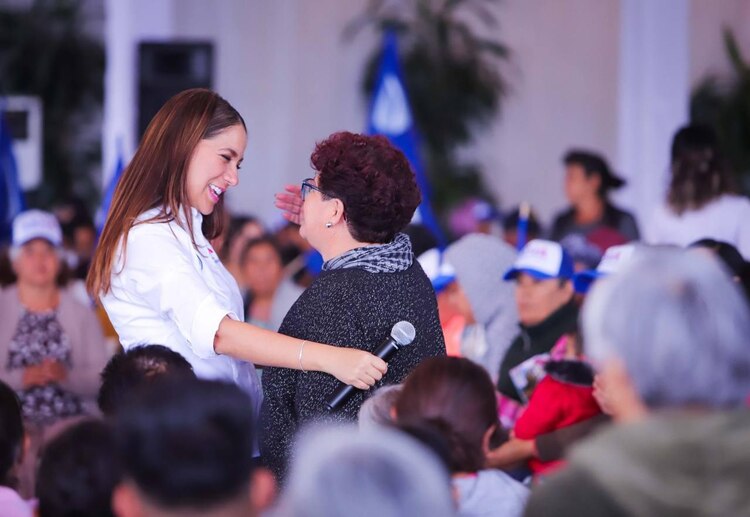 La precandidata se compromete con habitantes de Tierra Blanca a abordar temas como caminos rurales y turismo.