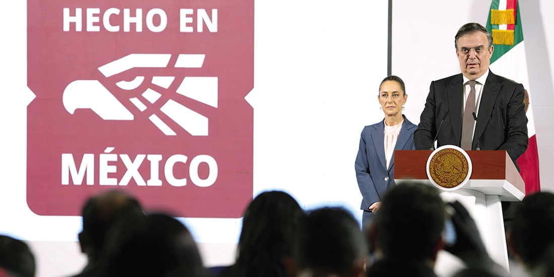 La presidenta Claudia Sheinbaum y el secretario de Economía, Marcelo Ebrard, ayer, en conferencia.