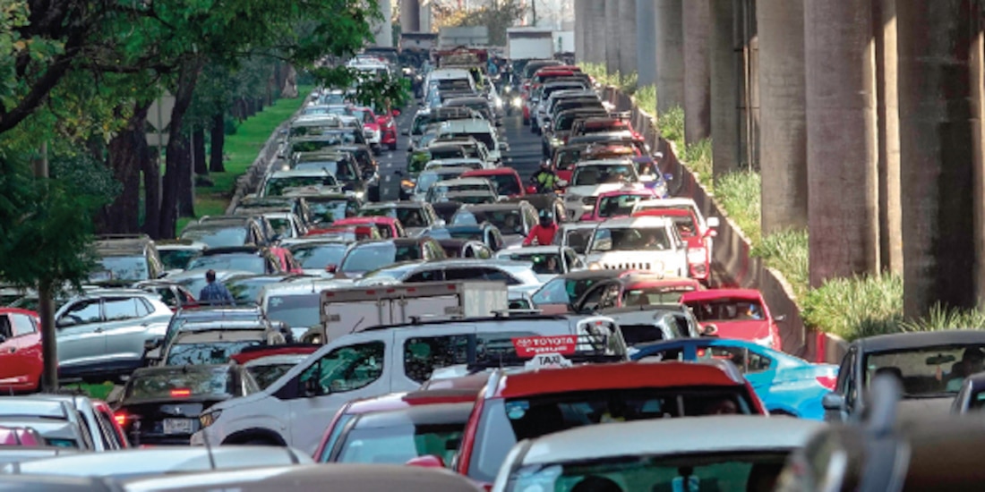 Un embotellamiento por un bloqueo en los carriles centrales en Periférico.