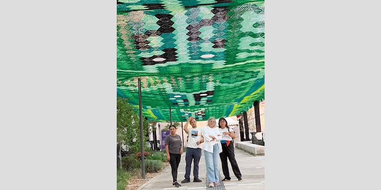 ASPECTOS del trabajo de las tejedoras mexicanas, que combina colores vivos y formas geométricas