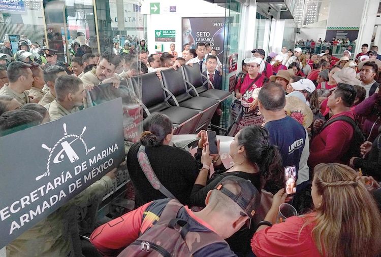 CNTE provoca siete horas de severo caos al bloquear el AICM