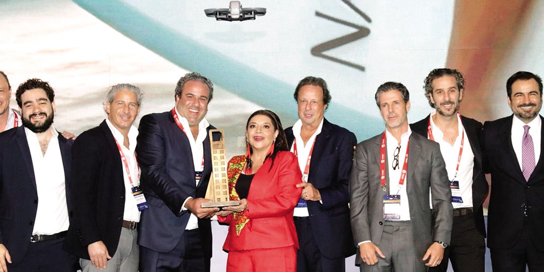 Clara Brugada entrega premio ADI a desarrolladores, ayer.