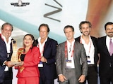 Clara Brugada entrega premio ADI a desarrolladores, ayer.
