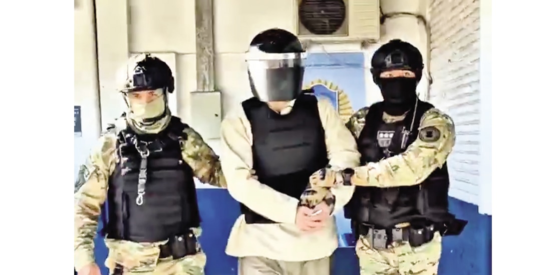 Reubicación del exmando naval a una prisión de Buenos Aires, el 8 de mayo.