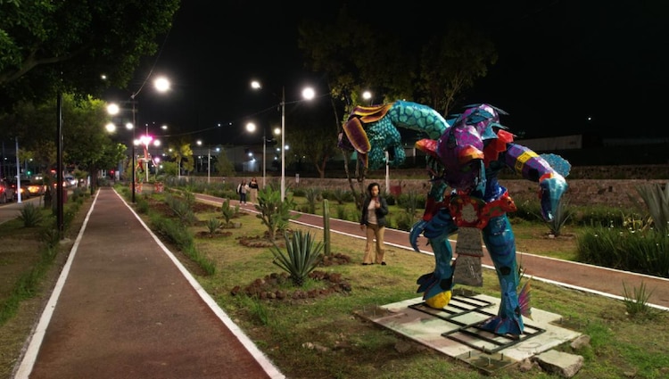 La intervención integral incluyó la creación de guarniciones, banquetas, repavimentación y una estrategia de iluminación para la seguridad peatonal.