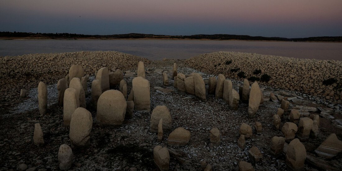 El dolmen de Guadalperal, también conocido como el Stonehenge español, se ve debido al retroceso de las aguas del embalse de Valdecañas en las afueras de El Gordo, España.