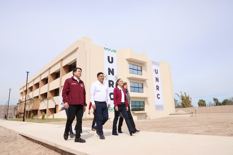 La Universidad Rosario Castellanos abre opciones educativas para jóvenes potosinos.