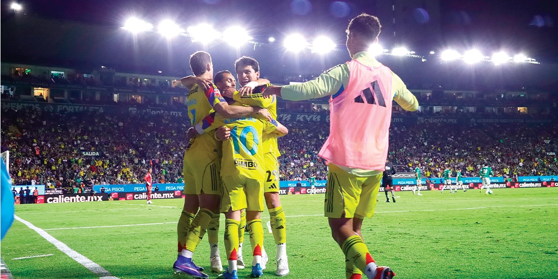 COMPAÑEROS de Zendejas lo abrazan, tras su gol ayer en el Bajío.