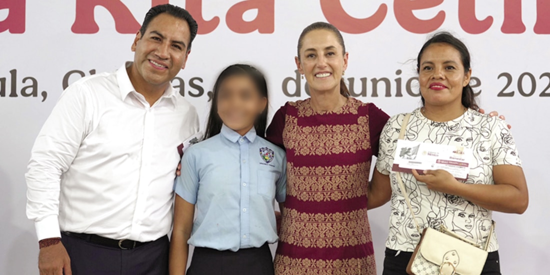 La Jefa del Ejecutivo (c) con Eduardo Ramírez, gobernador de Chiapas, y beneficiarias de la beca en la entidad, ayer.