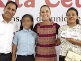 La Jefa del Ejecutivo (c) con Eduardo Ramírez, gobernador de Chiapas, y beneficiarias de la beca en la entidad, ayer.