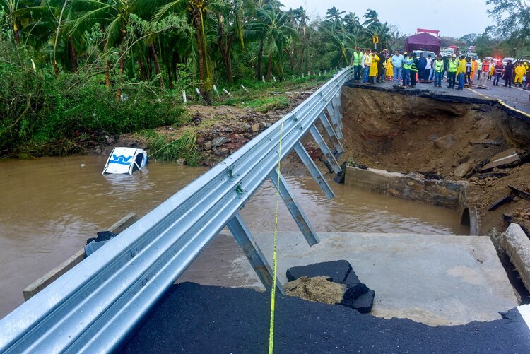 Destrozos por John, ayer; en la primera imagen, la carretera escénica.
