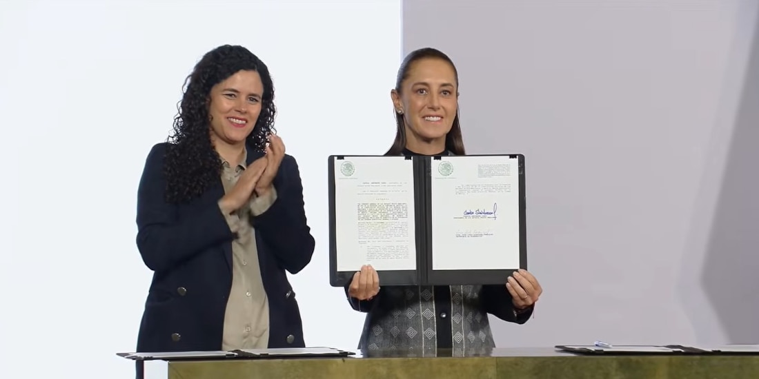 La Presidenta de México junto a la Consejera Jurídica.