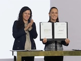 La Presidenta de México junto a la Consejera Jurídica.
