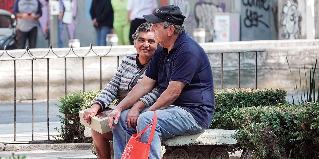 UNA PAREJA de adultos mayores pasea en la Alameda Central, en febrero pasado.