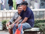 UNA PAREJA de adultos mayores pasea en la Alameda Central, en febrero pasado.