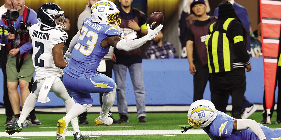 Tony Jefferson, de los Chargers de Los Ángeles, intercepta un pase que iba destinado a Jahan Dotson, ayer.