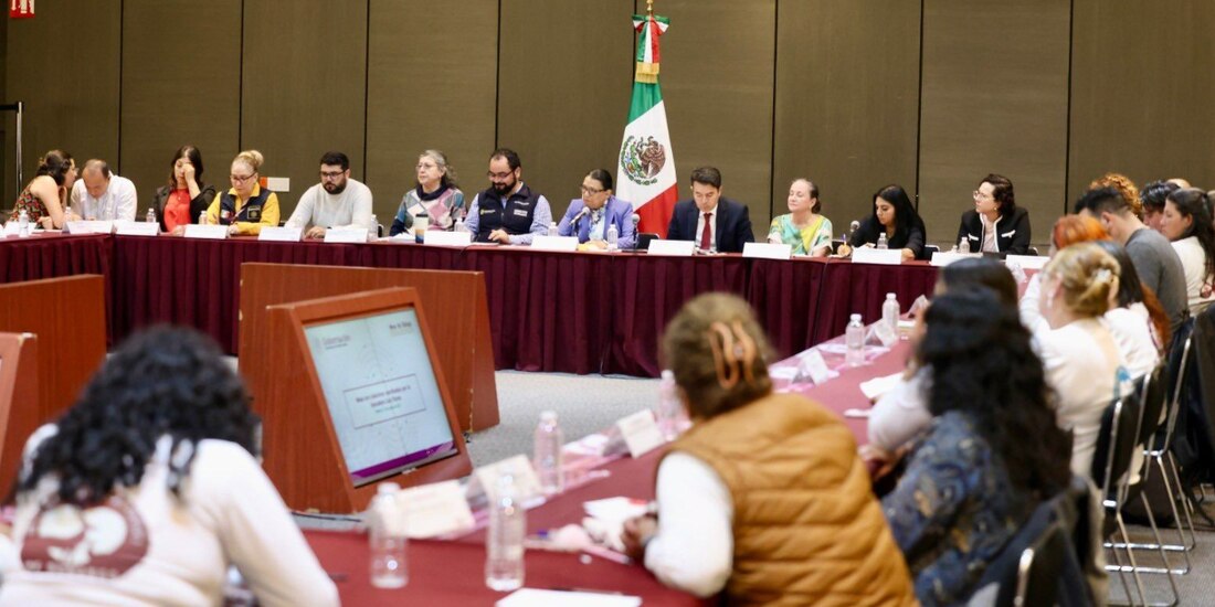 La secretaria de Gobernación, Rosa Icela Rodríguez (c.), en reunión con colectivos de búsqueda el pasado 17 de junio.