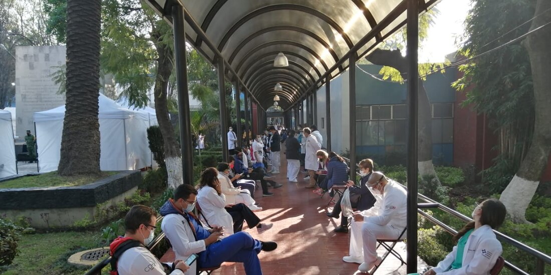 Módulo de vacunación y área de espera después de la aplicación de la vacuna, donde deben permanecer 30 minutos.