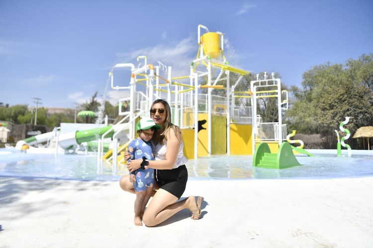 Familias potosinas disfrutan de los modernos toboganes y albercas del Dino Oasis.