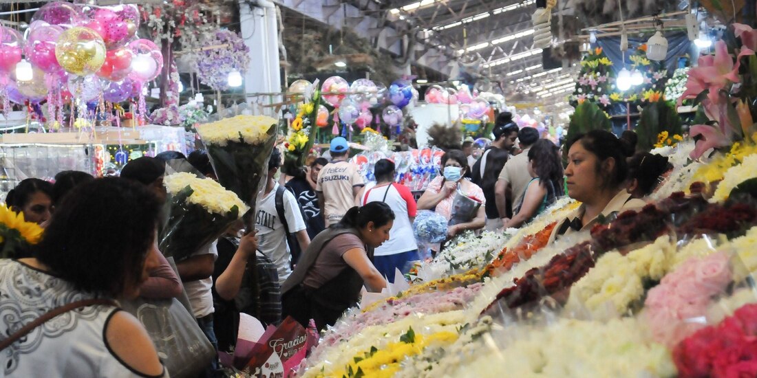 Decenas de personas compran flores, en 2024.